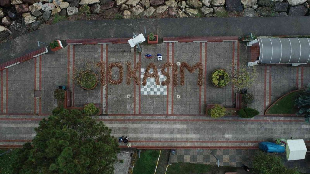 FATSA BELEDİYESİ TEMİZLİK İŞLERİ MÜDÜRLÜĞÜ'NDE GÖREV YAPAN 2 PERSONEL İLÇENİN SAHİLİNDE BULUNAN ATATÜRK PARKI'NDA BU SABAH TEMİZLİK ÇALIŞMALARINI YAPARKEN, SÜPÜRDÜKLERİ YAPRAKLARDAN "10 KASIM" YAZDI