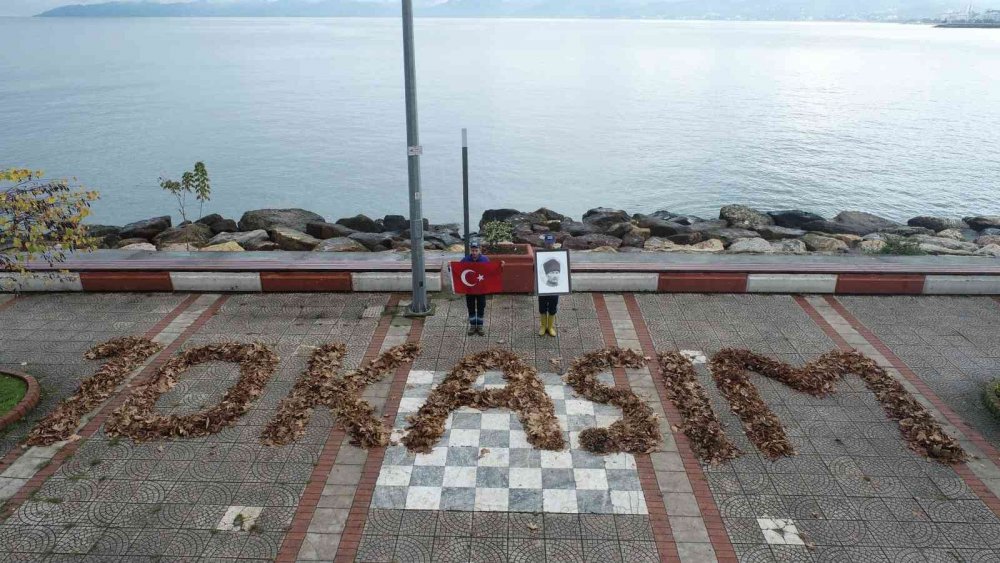 FATSA BELEDİYESİ TEMİZLİK İŞLERİ MÜDÜRLÜĞÜ'NDE GÖREV YAPAN 2 PERSONEL İLÇENİN SAHİLİNDE BULUNAN ATATÜRK PARKI'NDA BU SABAH TEMİZLİK ÇALIŞMALARINI YAPARKEN, SÜPÜRDÜKLERİ YAPRAKLARDAN "10 KASIM" YAZDI