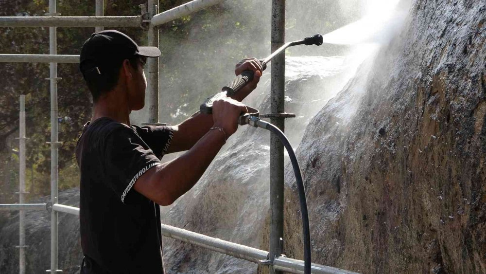 KASTAMONU'DA YAKLAŞIK 2 BİN 700 YIL ÖNCE PAFLAGONYALILAR TARAFINDAN İNŞA EDİLEN VE TÜRKİYE'DE YERLEŞİM YERİ İÇERİSİNDE KALAN TEK KAYA MEZARI OLAN EVKAYA MEZARLARI RESTORE EDİLİYOR