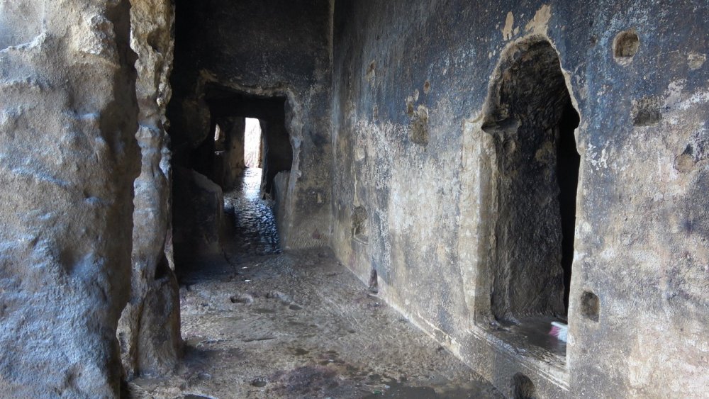 KASTAMONU'DA YAKLAŞIK 2 BİN 700 YIL ÖNCE PAFLAGONYALILAR TARAFINDAN İNŞA EDİLEN VE TÜRKİYE'DE YERLEŞİM YERİ İÇERİSİNDE KALAN TEK KAYA MEZARI OLAN EVKAYA MEZARLARI RESTORE EDİLİYOR
