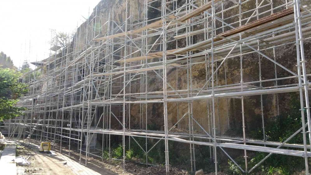 KASTAMONU'DA YAKLAŞIK 2 BİN 700 YIL ÖNCE PAFLAGONYALILAR TARAFINDAN İNŞA EDİLEN VE TÜRKİYE'DE YERLEŞİM YERİ İÇERİSİNDE KALAN TEK KAYA MEZARI OLAN EVKAYA MEZARLARI RESTORE EDİLİYOR