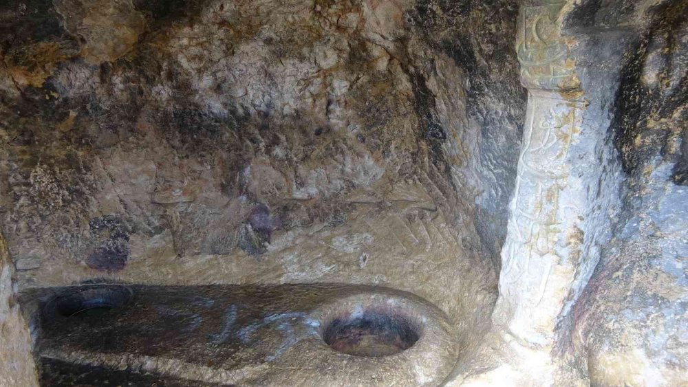 KASTAMONU'DA YAKLAŞIK 2 BİN 700 YIL ÖNCE PAFLAGONYALILAR TARAFINDAN İNŞA EDİLEN VE TÜRKİYE'DE YERLEŞİM YERİ İÇERİSİNDE KALAN TEK KAYA MEZARI OLAN EVKAYA MEZARLARI RESTORE EDİLİYOR