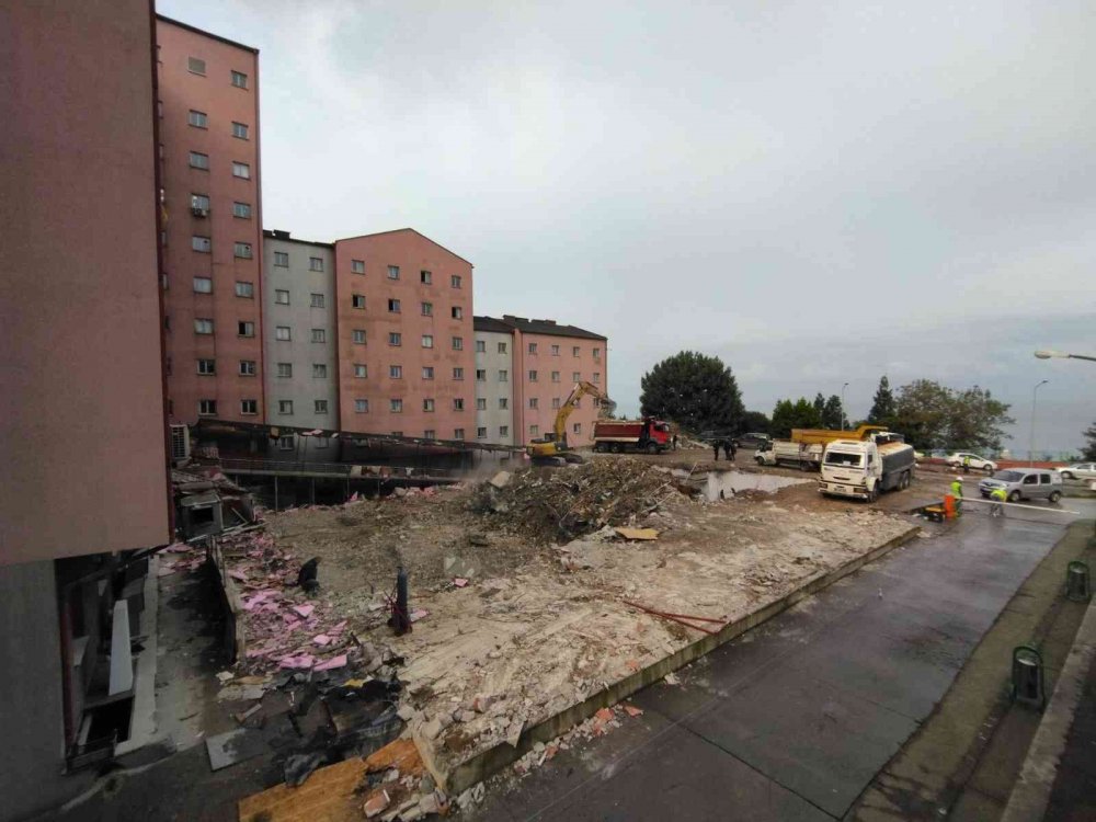 RECEP TAYYİP ERDOĞAN ÜNİVERSİTESİ EĞİTİM VE ARAŞTIRMA HASTANESİNE YAPILACAK YENİ ACİL SERVİS İÇİN YIKIM ÇALIŞMALARI TAMAMLANDI