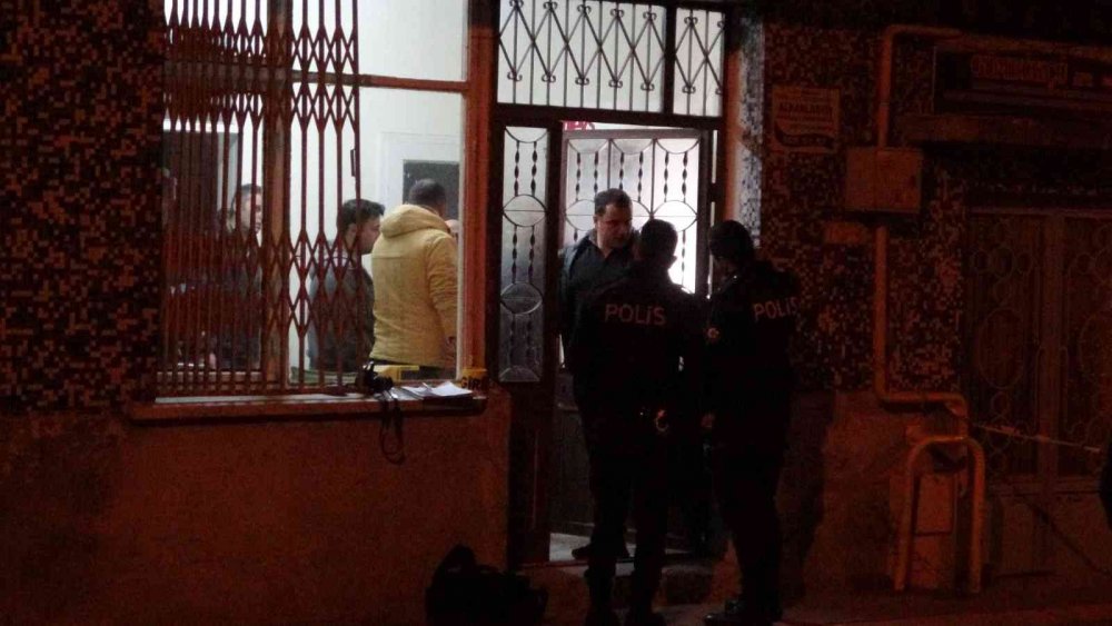 SAMSUN'UN BAFRA İLÇESİNE YALNIZ YAŞADIĞI ÖĞRENİLEN 56 YAŞINDAKİ İBRAHİM ŞENEL, EVİNİN KAPI EŞİĞİNDE ARKADAŞI TARAFINDAN ÖLÜ OLARAK BULUNDU