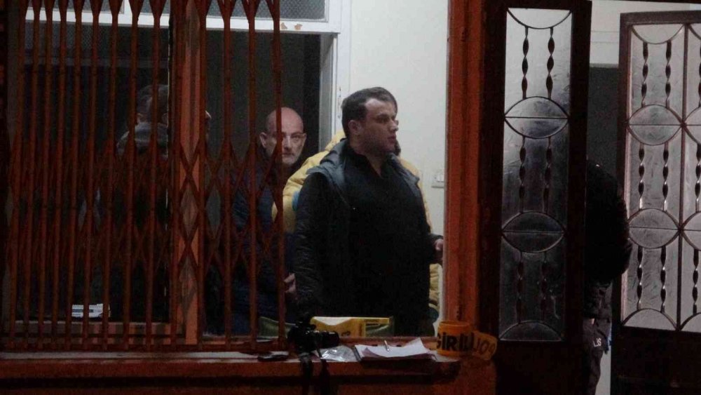 SAMSUN'UN BAFRA İLÇESİNE YALNIZ YAŞADIĞI ÖĞRENİLEN 56 YAŞINDAKİ İBRAHİM ŞENEL, EVİNİN KAPI EŞİĞİNDE ARKADAŞI TARAFINDAN ÖLÜ OLARAK BULUNDU