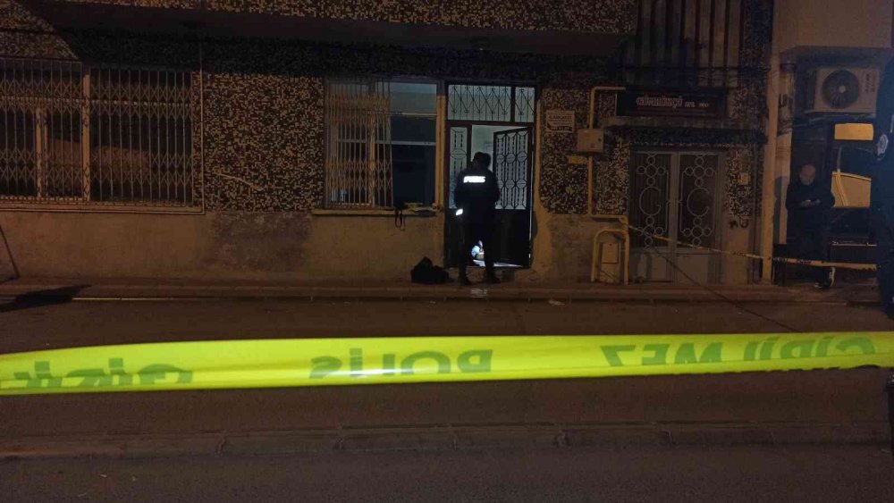 SAMSUN'UN BAFRA İLÇESİNE YALNIZ YAŞADIĞI ÖĞRENİLEN 56 YAŞINDAKİ İBRAHİM ŞENEL, EVİNİN KAPI EŞİĞİNDE ARKADAŞI TARAFINDAN ÖLÜ OLARAK BULUNDU