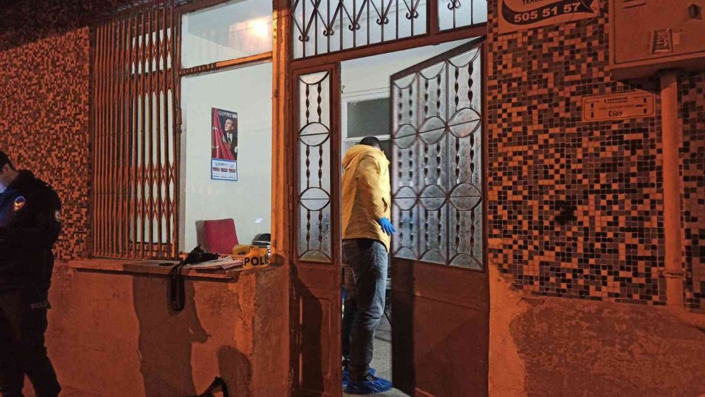 SAMSUN'UN BAFRA İLÇESİNE YALNIZ YAŞADIĞI ÖĞRENİLEN 56 YAŞINDAKİ İBRAHİM ŞENEL, EVİNİN KAPI EŞİĞİNDE ARKADAŞI TARAFINDAN ÖLÜ OLARAK BULUNDU