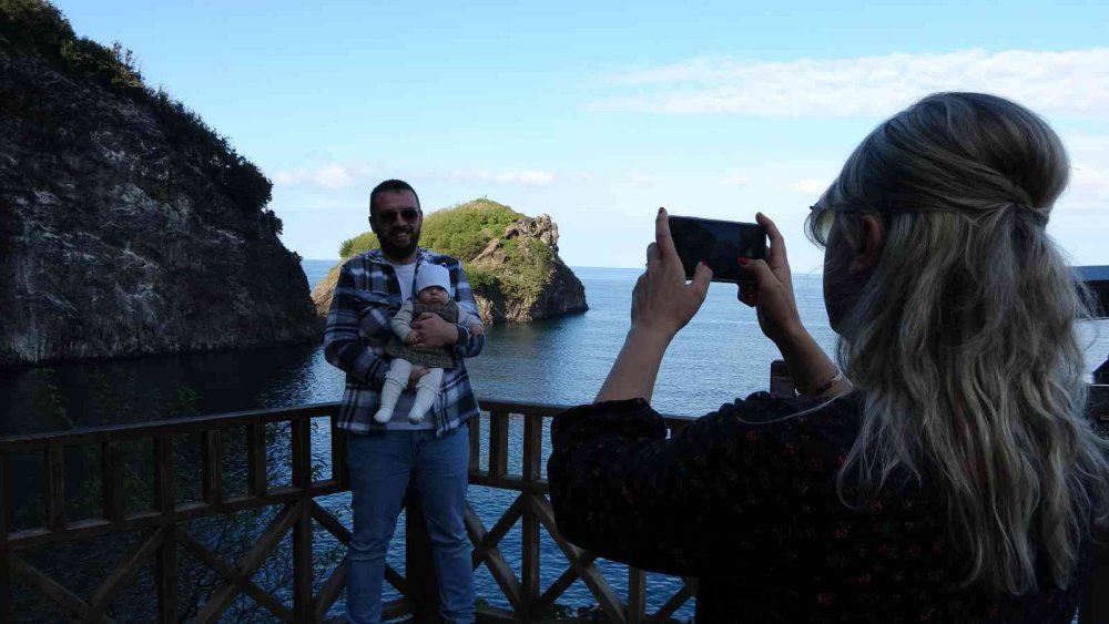 TÜRKİYE'DE, TEPELİ KARABATAK KUŞLARININ YUVA YAPTIĞI İKİ BÖLGEDEN BİRİ OLAN VE ÇİFT GÜMÜŞ MARTILARIN YAŞADIĞI ORDU'NUN PERŞEMBE İLÇESİNDEKİ "HOYNAT ADASI" ZİYARETÇİLERİN BEĞENİSİNİ KAZANIYOR