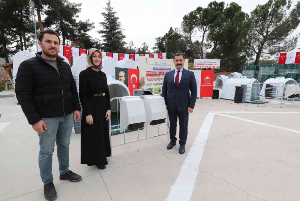 AMASYA'DA HAYATA GEÇİRİLEN "BUZAĞINI YAŞAT, İŞLETMENE CAN KAT PROJESİ" BÜNYESİNDE ÇİFTÇİLERE TOPLAM MALİYETİ 867 BİN TL OLAN 120'ŞER ADET BUZAĞI KABİNİ, BUZAĞI ALTLIĞI VE BUZAĞI BİBERONU DAĞITILDI
