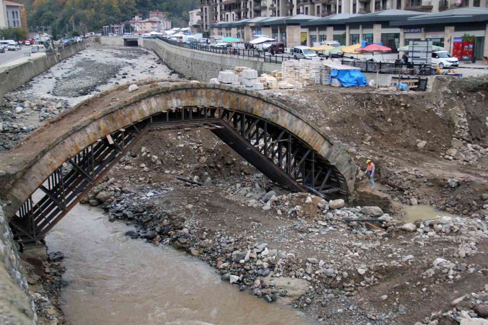 GİRESUN'DA 22 AĞUSTOS 2020'DE 5'İ ASKER 11 KİŞİNİN HAYATINI KAYBETTİĞİ, 361 YAPININ HASAR GÖRDÜĞÜ SEL AFETİNDEN EN ÇOK ETKİLEN DERELİ İLÇESİNDE BULUNAN TARİHİ KEMER KÖPRÜNÜN ONARIMINA BAŞLANDI
