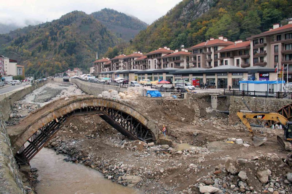 GİRESUN'DA 22 AĞUSTOS 2020'DE 5'İ ASKER 11 KİŞİNİN HAYATINI KAYBETTİĞİ, 361 YAPININ HASAR GÖRDÜĞÜ SEL AFETİNDEN EN ÇOK ETKİLEN DERELİ İLÇESİNDE BULUNAN TARİHİ KEMER KÖPRÜNÜN ONARIMINA BAŞLANDI
