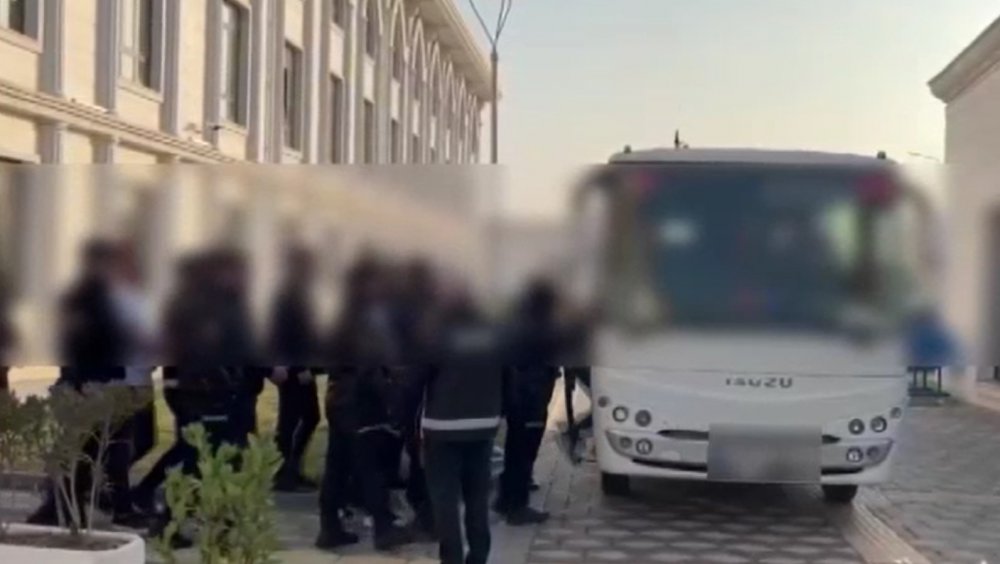 KOCAELİ'DE BİR KİŞİYİ REHİN ALARAK 500 BİN TL FİDYE İSTEYEN ŞÜPHELİLERE YÖNELİK OPERASYON DÜZENLENDİ. REHİN ALINAN KİŞİ POLİS EKİPLERİNCE KURTARILDI, OLAYA İLİŞKİN GÖZALTINA ALINAN 11 ŞÜPHELİDEN 10'U TUTUKLANDI