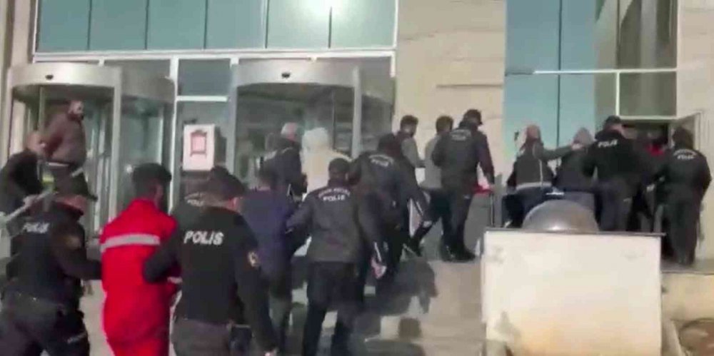 KOCAELİ'DE BİR KİŞİYİ REHİN ALARAK 500 BİN TL FİDYE İSTEYEN ŞÜPHELİLERE YÖNELİK OPERASYON DÜZENLENDİ. REHİN ALINAN KİŞİ POLİS EKİPLERİNCE KURTARILDI, OLAYA İLİŞKİN GÖZALTINA ALINAN 11 ŞÜPHELİDEN 10'U TUTUKLANDI
