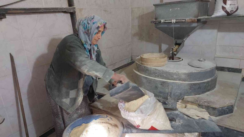 RİZE'NİN BİRÇOK COĞRAFİ İŞARETLİ ÜRÜNLERİN VE EKMEKLERİN YAPIMINDA KULLANILAN MISIR UNU HAZIR HALDE MARKETLERDEN ALMAK YERİNE KÖY HALKI TARİHİ DEĞİRMENLERDEN UNU KENDİLERİ ÜRETMEYİ TERCİH EDİYOR