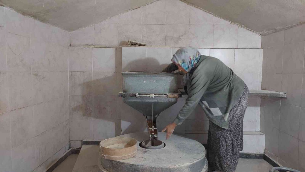 RİZE'NİN BİRÇOK COĞRAFİ İŞARETLİ ÜRÜNLERİN VE EKMEKLERİN YAPIMINDA KULLANILAN MISIR UNU HAZIR HALDE MARKETLERDEN ALMAK YERİNE KÖY HALKI TARİHİ DEĞİRMENLERDEN UNU KENDİLERİ ÜRETMEYİ TERCİH EDİYOR