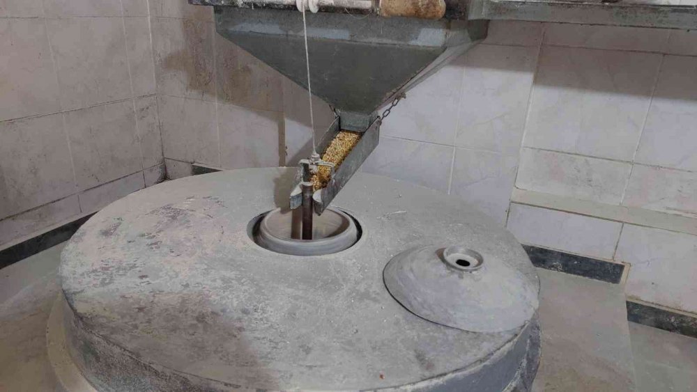 RİZE'NİN BİRÇOK COĞRAFİ İŞARETLİ ÜRÜNLERİN VE EKMEKLERİN YAPIMINDA KULLANILAN MISIR UNU HAZIR HALDE MARKETLERDEN ALMAK YERİNE KÖY HALKI TARİHİ DEĞİRMENLERDEN UNU KENDİLERİ ÜRETMEYİ TERCİH EDİYOR