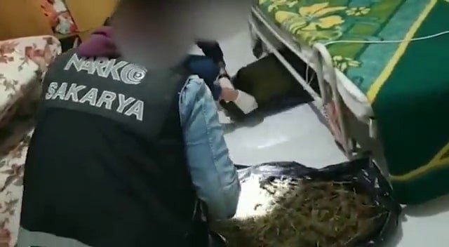 SAKARYA'DA UYUŞTURUCUYLA MÜCADELE ÇERÇEVESİNDE SON BİR HAFTA İÇİNDE POLİS EKİPLERİNCE GERÇEKLEŞTİRİLEN OPERASYONLARDA ÇOK MİKTARDA UYUŞTURUCU MADDE ELE GEÇİRİLDİ, 103 ŞÜPHELİ YAKALANDI