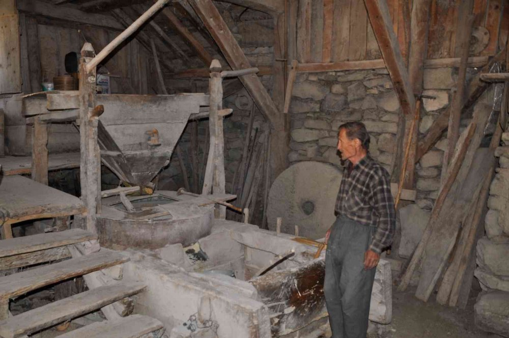 YAKLAŞIK 100 YILLIK TARİHİ DEĞİRMEN YILLARA DİRENİYOR. BOLU'NUN MUDURNU İLÇESİNDE YAŞAYAN 71 YAŞINDAKİ İSMAİL KUŞCUOĞLU, DEDESİNDEN YADİGAR KALAN 100 YILLIK DEĞİRMENİ KULLANIYOR.