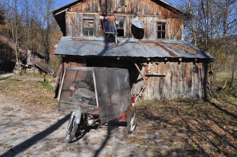 YAKLAŞIK 100 YILLIK TARİHİ DEĞİRMEN YILLARA DİRENİYOR. BOLU'NUN MUDURNU İLÇESİNDE YAŞAYAN 71 YAŞINDAKİ İSMAİL KUŞCUOĞLU, DEDESİNDEN YADİGAR KALAN 100 YILLIK DEĞİRMENİ KULLANIYOR.