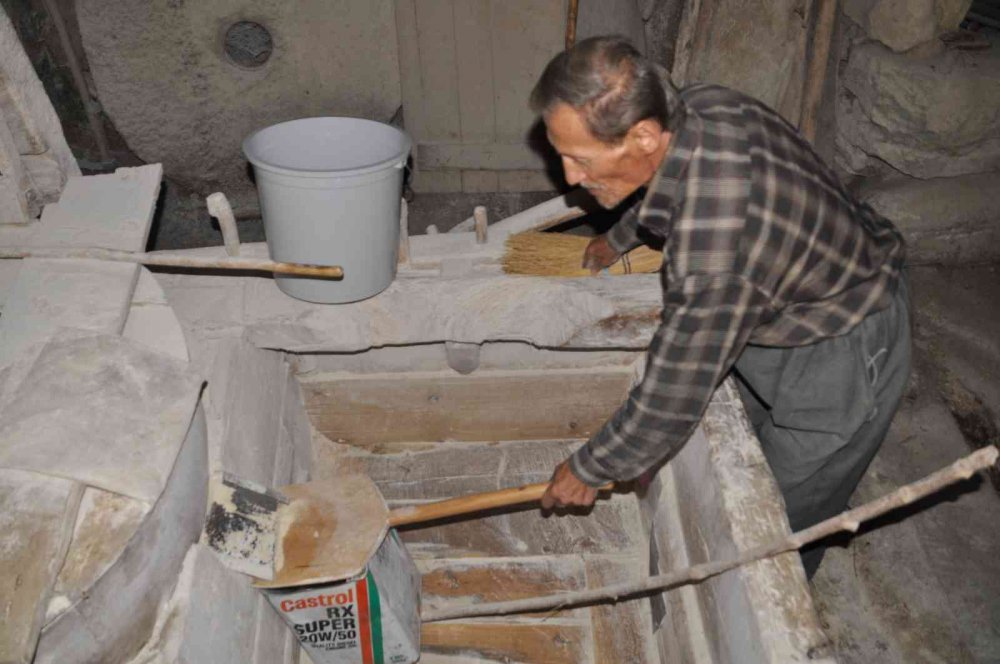 YAKLAŞIK 100 YILLIK TARİHİ DEĞİRMEN YILLARA DİRENİYOR. BOLU'NUN MUDURNU İLÇESİNDE YAŞAYAN 71 YAŞINDAKİ İSMAİL KUŞCUOĞLU, DEDESİNDEN YADİGAR KALAN 100 YILLIK DEĞİRMENİ KULLANIYOR.