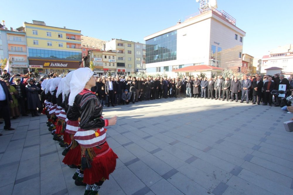 BAYBURT’TA, YILDIZLAR TÜRKİYE ŞAMPİYONASI ÖNCESİ KORTEJ YÜRÜYÜŞÜ YAPILDI.TÜRKİYE HALK OYUNLARI FEDERASYONU YILDIZLAR TÜRKİYE ŞAMPİYONASI, 15-17 KASIM'DA BAYBURT'TA DÜZENLENECEK