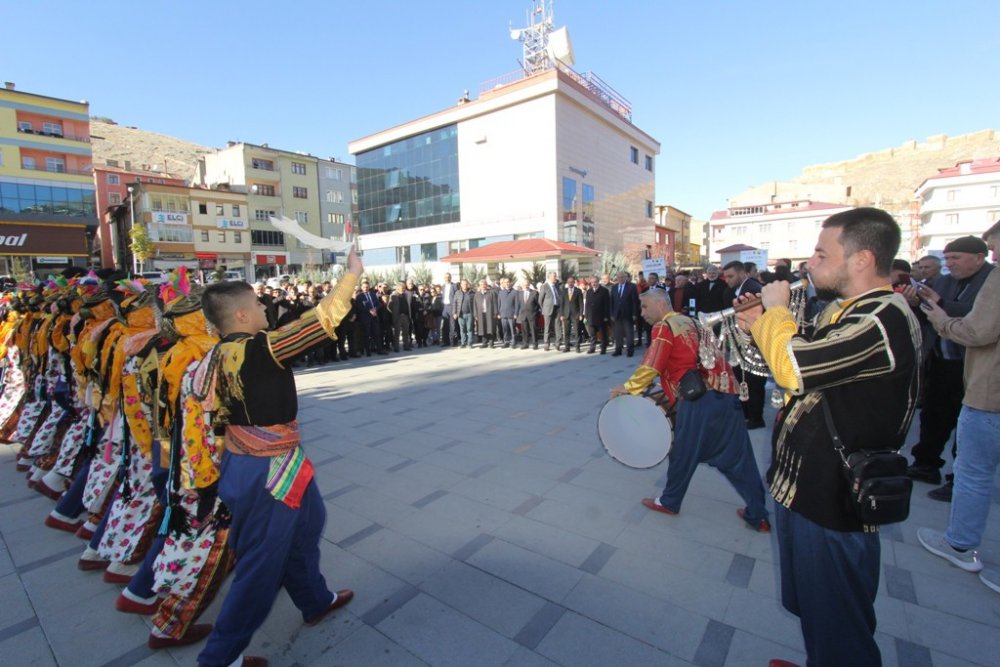 BAYBURT’TA, YILDIZLAR TÜRKİYE ŞAMPİYONASI ÖNCESİ KORTEJ YÜRÜYÜŞÜ YAPILDI.TÜRKİYE HALK OYUNLARI FEDERASYONU YILDIZLAR TÜRKİYE ŞAMPİYONASI, 15-17 KASIM'DA BAYBURT'TA DÜZENLENECEK
