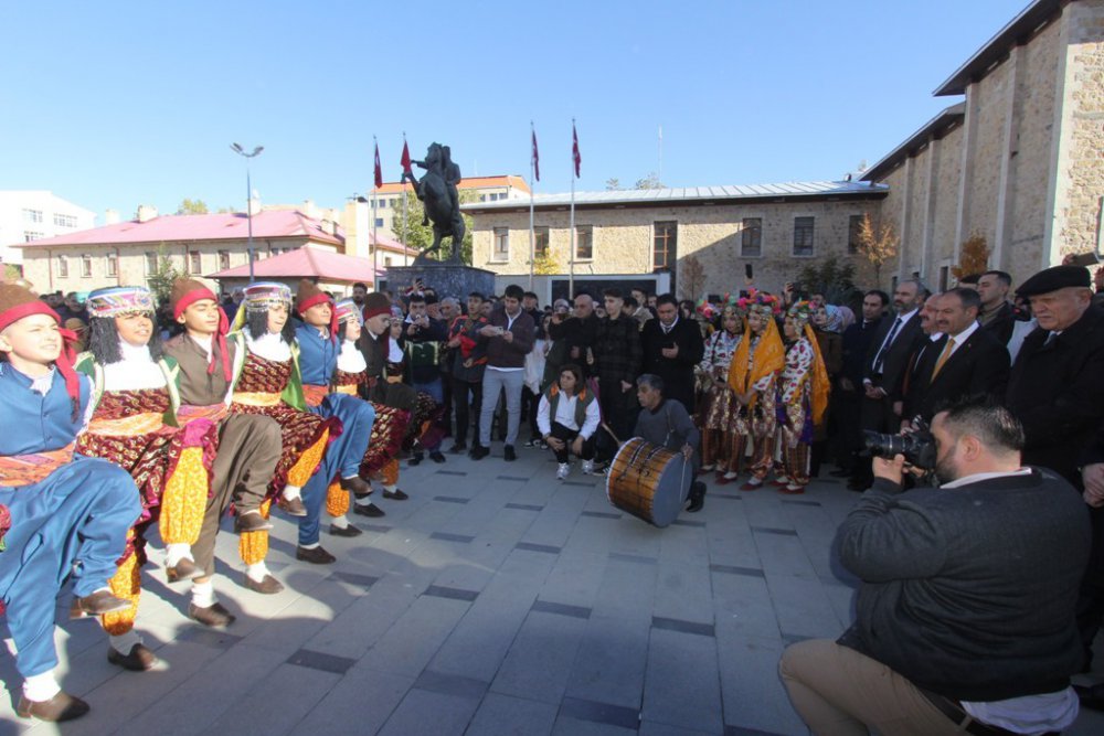 BAYBURT’TA, YILDIZLAR TÜRKİYE ŞAMPİYONASI ÖNCESİ KORTEJ YÜRÜYÜŞÜ YAPILDI.TÜRKİYE HALK OYUNLARI FEDERASYONU YILDIZLAR TÜRKİYE ŞAMPİYONASI, 15-17 KASIM'DA BAYBURT'TA DÜZENLENECEK