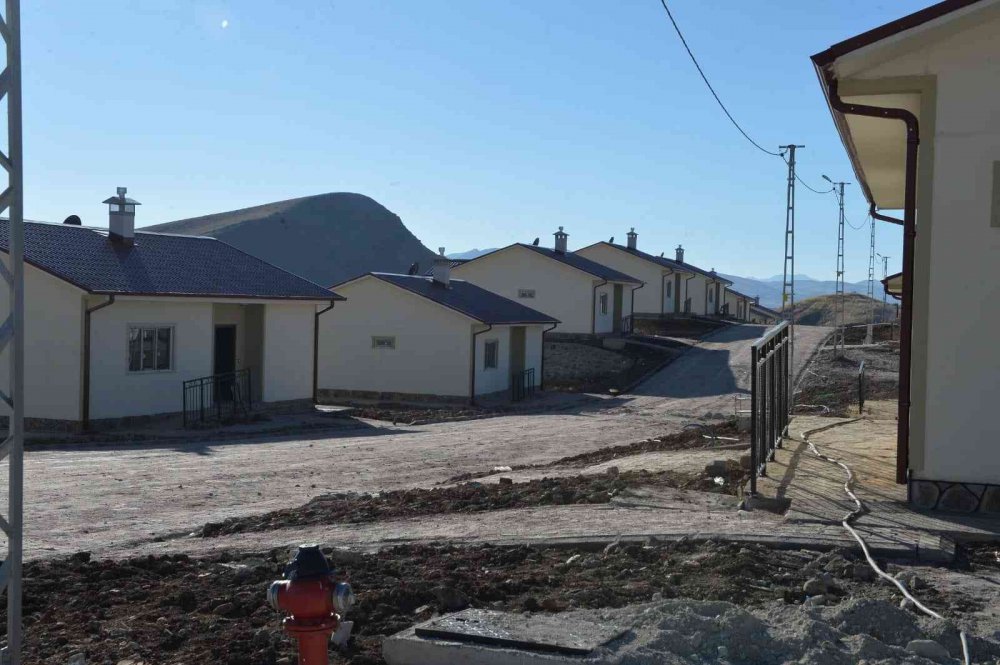 ERZURUM VALİSİ OKAY MEMİŞ, BİNGÖL KARLIOVA'DA 2020 YILINDA MEYDANA GELEN DEPREMDE EVLERİ HASAR GÖREN VATANDAŞLAR İÇİN YAPILAN AFET KONUTLARI YIL SONUNA KADAR HAK SAHİPLERİNE TESLİM EDİLECEK