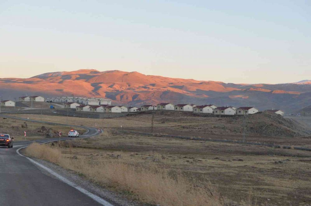 ERZURUM VALİSİ OKAY MEMİŞ, BİNGÖL KARLIOVA'DA 2020 YILINDA MEYDANA GELEN DEPREMDE EVLERİ HASAR GÖREN VATANDAŞLAR İÇİN YAPILAN AFET KONUTLARI YIL SONUNA KADAR HAK SAHİPLERİNE TESLİM EDİLECEK