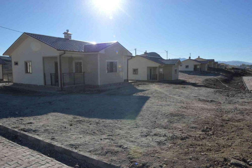 ERZURUM VALİSİ OKAY MEMİŞ, BİNGÖL KARLIOVA'DA 2020 YILINDA MEYDANA GELEN DEPREMDE EVLERİ HASAR GÖREN VATANDAŞLAR İÇİN YAPILAN AFET KONUTLARI YIL SONUNA KADAR HAK SAHİPLERİNE TESLİM EDİLECEK