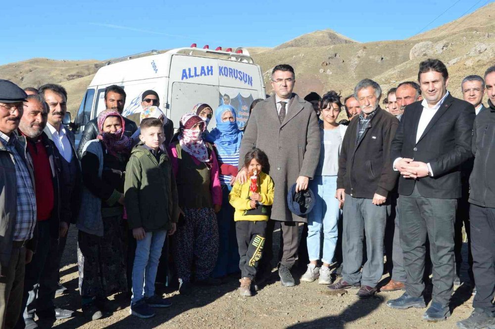 ERZURUM VALİSİ OKAY MEMİŞ, BİNGÖL KARLIOVA'DA 2020 YILINDA MEYDANA GELEN DEPREMDE EVLERİ HASAR GÖREN VATANDAŞLAR İÇİN YAPILAN AFET KONUTLARI YIL SONUNA KADAR HAK SAHİPLERİNE TESLİM EDİLECEK