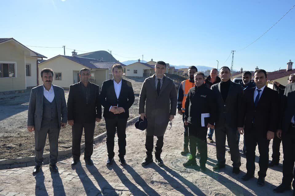 ERZURUM VALİSİ OKAY MEMİŞ, BİNGÖL KARLIOVA'DA 2020 YILINDA MEYDANA GELEN DEPREMDE EVLERİ HASAR GÖREN VATANDAŞLAR İÇİN YAPILAN AFET KONUTLARI YIL SONUNA KADAR HAK SAHİPLERİNE TESLİM EDİLECEK