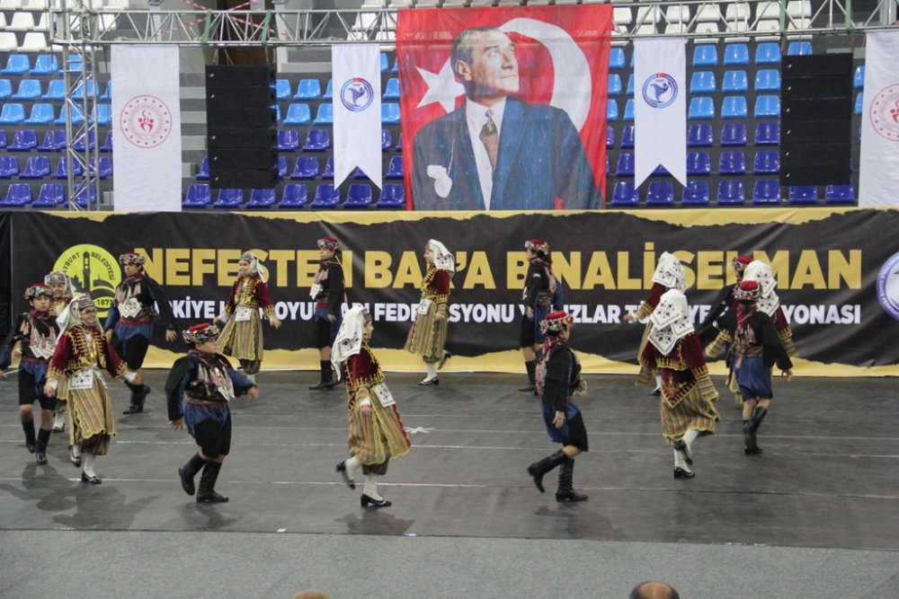 BAYBURT'TA VALİLİK, BELEDİYE VE ÜNİVERSİTENİN EV SAHİPLİĞİNDE TÜRKİYE HALK OYUNLARI FEDERASYONU ORGANİZASYONUYLA DÜZENLENEN YILDIZLAR TÜRKİYE ŞAMPİYONASI İLK GÜN MÜSABAKALARI İLE BAŞLADI