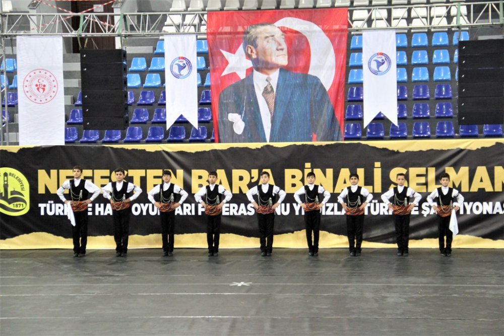 BAYBURT'TA VALİLİK, BELEDİYE VE ÜNİVERSİTENİN EV SAHİPLİĞİNDE TÜRKİYE HALK OYUNLARI FEDERASYONU ORGANİZASYONUYLA DÜZENLENEN YILDIZLAR TÜRKİYE ŞAMPİYONASI İLK GÜN MÜSABAKALARI İLE BAŞLADI