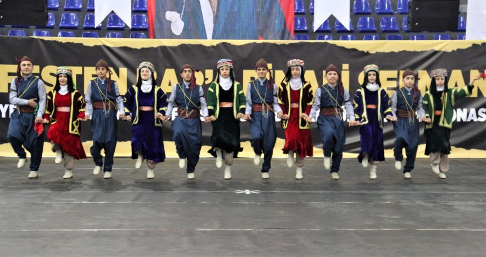 BAYBURT'TA VALİLİK, BELEDİYE VE ÜNİVERSİTENİN EV SAHİPLİĞİNDE TÜRKİYE HALK OYUNLARI FEDERASYONU ORGANİZASYONUYLA DÜZENLENEN YILDIZLAR TÜRKİYE ŞAMPİYONASI İLK GÜN MÜSABAKALARI İLE BAŞLADI
