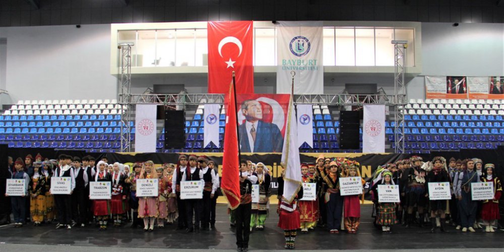 BAYBURT'TA VALİLİK, BELEDİYE VE ÜNİVERSİTENİN EV SAHİPLİĞİNDE TÜRKİYE HALK OYUNLARI FEDERASYONU ORGANİZASYONUYLA DÜZENLENEN YILDIZLAR TÜRKİYE ŞAMPİYONASI İLK GÜN MÜSABAKALARI İLE BAŞLADI
