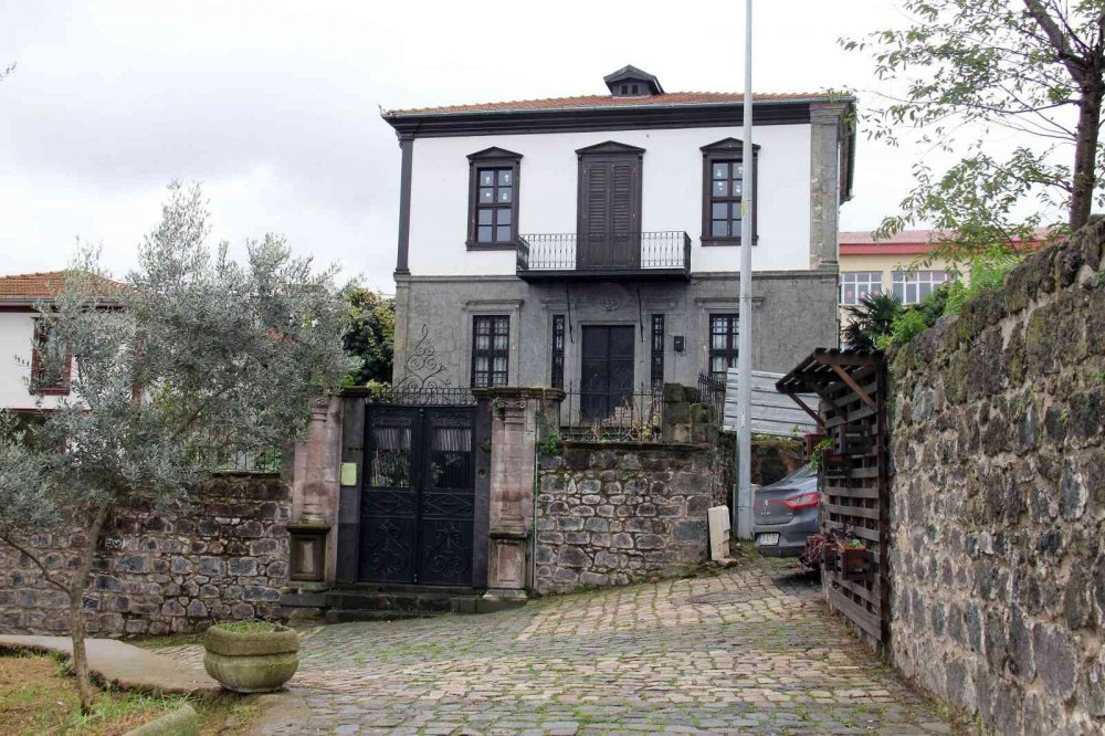 GİRESUN'DA YAKLAŞIK 200 YIL ÖNCE AVRUPA'DAN İTHAL EDİLEN MALZEMELERLE İNŞA EDİLEN, RUMLAR İLE TÜRKLER'İN YILLARCA YAŞADIĞI, TÜRKÜLERE KONU OLAN ZEYTİNLİK SEMTİ RESTORASYON VE KAMULAŞTIRMA ÇALIŞMALARI DEVAM EDİYOR