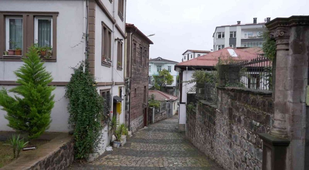 GİRESUN'DA YAKLAŞIK 200 YIL ÖNCE AVRUPA'DAN İTHAL EDİLEN MALZEMELERLE İNŞA EDİLEN, RUMLAR İLE TÜRKLER'İN YILLARCA YAŞADIĞI, TÜRKÜLERE KONU OLAN ZEYTİNLİK SEMTİ RESTORASYON VE KAMULAŞTIRMA ÇALIŞMALARI DEVAM EDİYOR