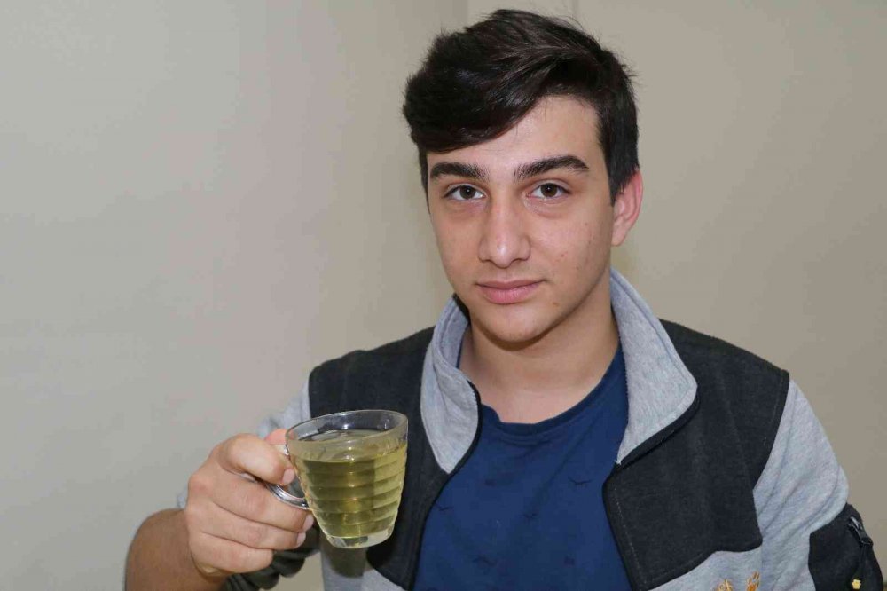 KIŞ AYLARININ VAZGEÇİLMEZİ OLAN IHLAMUR TÜKETİCİNİN CEBİNİ YAKMASINA RAĞMEN SAĞLIK İÇİN TERCİH EDİLMEYE DEVAM EDİLİYOR.GEÇEN SENE IHLAMUR ÇİÇEĞİNİN KİLOGRAM FİYATI 500 TL İKEN BU YIL 600 TL'YE KADAR YÜKSELDİ