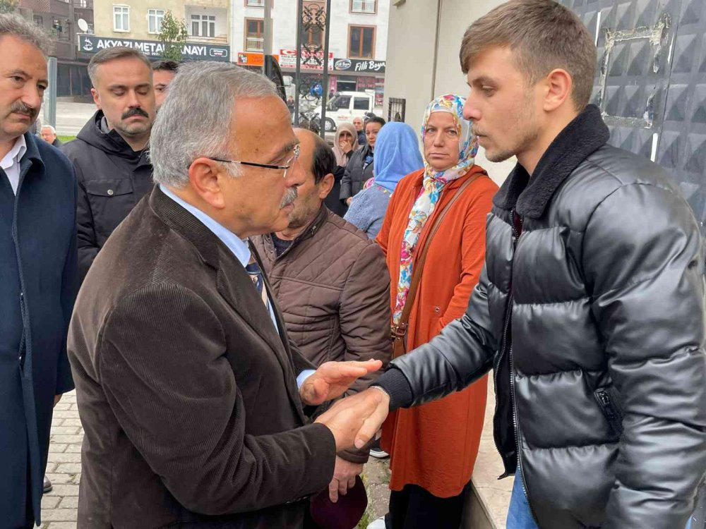 ORDU'DA YOL KENARINDAKİ ÇÖPLERİ TOPLAYAN TEMİZLİK İŞÇİSİ METİN TİRKİL , KÖPEK SALDIRISINDAN KAÇARKEN ARACIN ÇARPMASI SONUCU HAYATINI KAYBETTİ