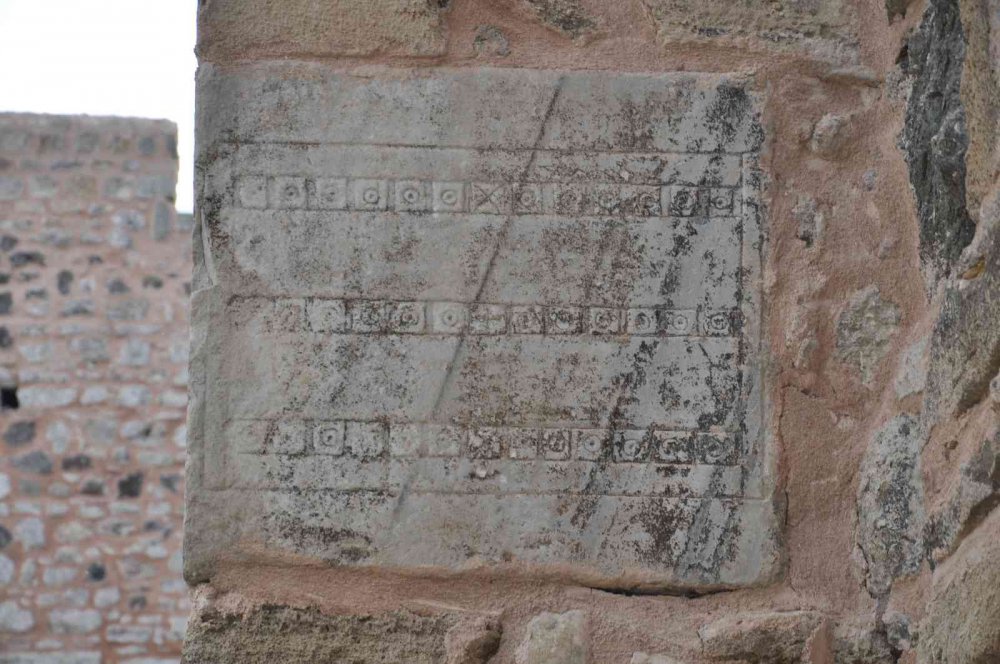 TAVLANIN ANTİK ÇAĞLARDAKİ DEDESİ OYUNUN TAŞ OYMASI SİNOP SURLARINDA GÜN YÜZÜNE ÇIKTI