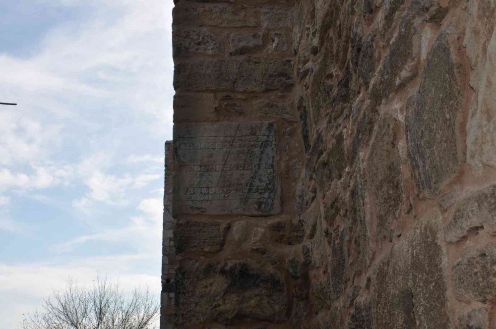 TAVLANIN ANTİK ÇAĞLARDAKİ DEDESİ OYUNUN TAŞ OYMASI SİNOP SURLARINDA GÜN YÜZÜNE ÇIKTI