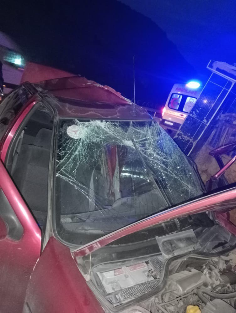 TOKAT'IN TURHAL İLÇESİNDE OTOMOBİLİN DUVARA ÇARPMASI SONUCU MEYDANA GELEN KAZADA GAZİ DEMİR HAYATINI KAYBETTİ, 2 KİŞİ YARALANDI
