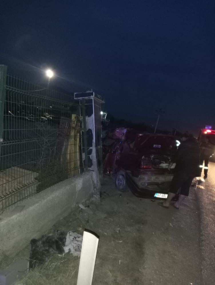 TOKAT'IN TURHAL İLÇESİNDE OTOMOBİLİN DUVARA ÇARPMASI SONUCU MEYDANA GELEN KAZADA GAZİ DEMİR HAYATINI KAYBETTİ, 2 KİŞİ YARALANDI