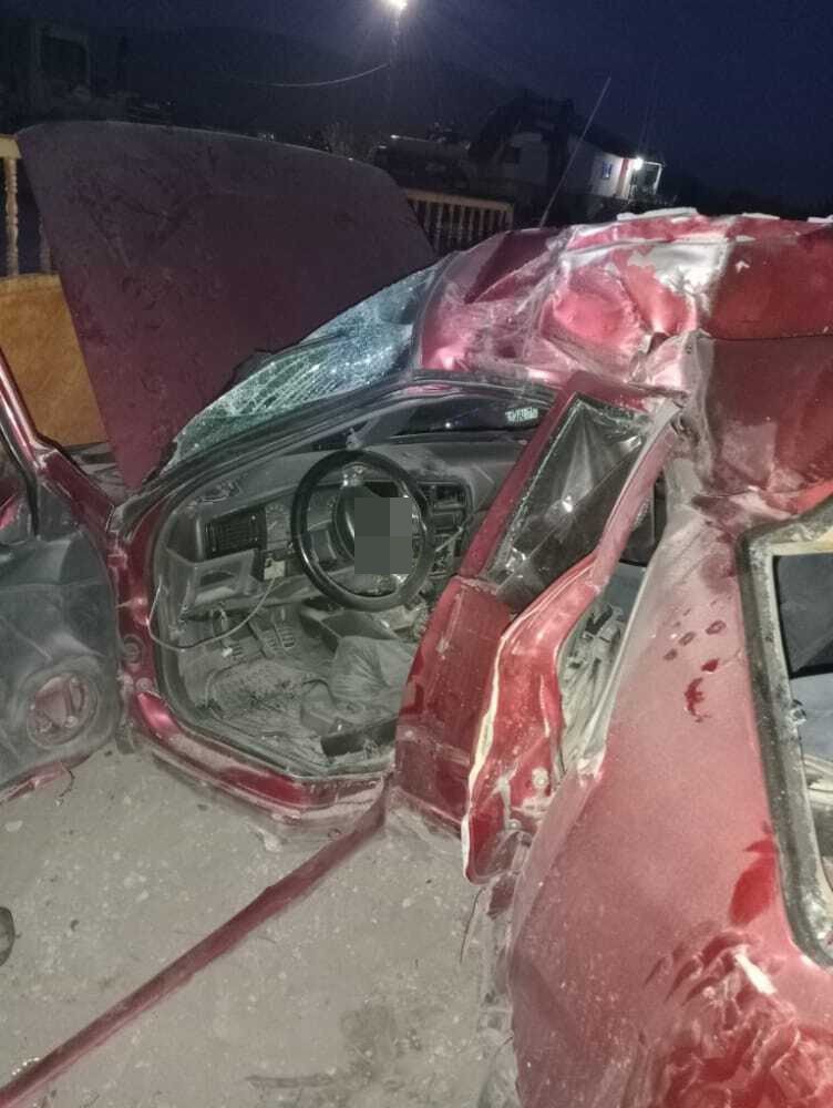 TOKAT'IN TURHAL İLÇESİNDE OTOMOBİLİN DUVARA ÇARPMASI SONUCU MEYDANA GELEN KAZADA GAZİ DEMİR HAYATINI KAYBETTİ, 2 KİŞİ YARALANDI