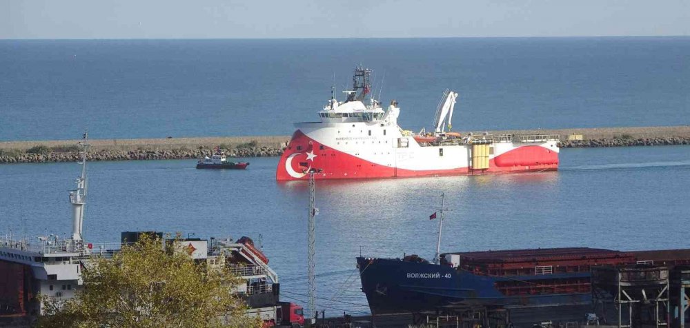DENİZLERDEKİ PETROL VE DOĞALGAZ ARAMALARINDA KULLANILMAK ÜZERE SATIN ALINAN VE 2013 YILINDA FAALİYETLERİNE BAŞLAYAN SİSMİK ARAŞTIRMA GEMİSİ BARBAROS HAYRETTİN PAŞA, İKİ HAFTADIR TRABZON LİMANI'NDA DEMİRLİ BEKLİYOR