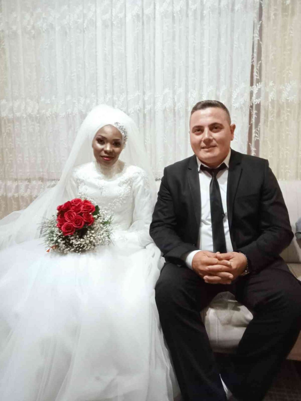 TRABZON'DAN ÇALIŞMAK İÇİN NİJER'E GİDEN HÜSEYİN YAKUPÇEBİ, ÖĞRETMEN RUKİYA HASSANE HAMANİ İLE TANIŞTI. BİR SÜRE SONRA EVLENMEYE KARAR VEREN ÇİFT, TRABZON'DA HORON VE KOLBASTI EŞLİĞİNDE DÜNYAEVİNE GİRDİ