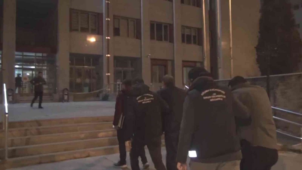 ERZURUM’DA TIR DORSESİNDE 56’SI ÇOCUK 133 KAÇAK GÖÇMEN YAKALANDI. YAPILAN İŞLEMLERİN ARDINDAN KAÇAK GÖÇMENLER GERİ GÖNDERME MERKEZİNE TESLİM EDİLDİ