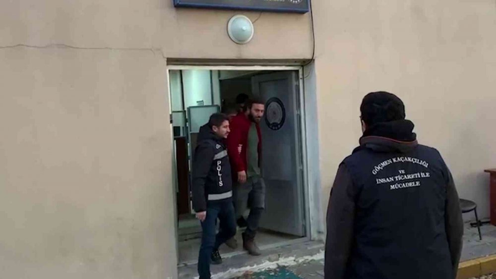 ERZURUM’DA TIR DORSESİNDE 56’SI ÇOCUK 133 KAÇAK GÖÇMEN YAKALANDI. YAPILAN İŞLEMLERİN ARDINDAN KAÇAK GÖÇMENLER GERİ GÖNDERME MERKEZİNE TESLİM EDİLDİ