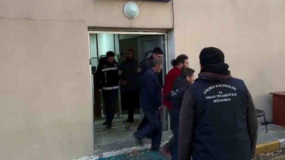 ERZURUM’DA TIR DORSESİNDE 56’SI ÇOCUK 133 KAÇAK GÖÇMEN YAKALANDI. YAPILAN İŞLEMLERİN ARDINDAN KAÇAK GÖÇMENLER GERİ GÖNDERME MERKEZİNE TESLİM EDİLDİ